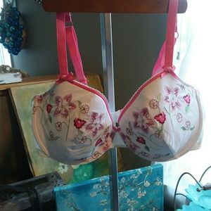 Adorable bra with gorgous pink embroidery